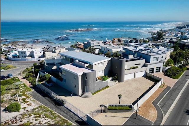 Small Bay Beach Suites Kaapstad Buitenkant foto