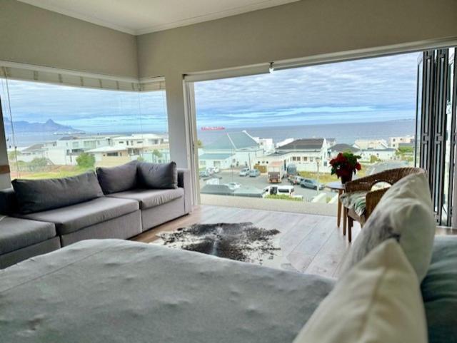 Small Bay Beach Suites Kaapstad Buitenkant foto