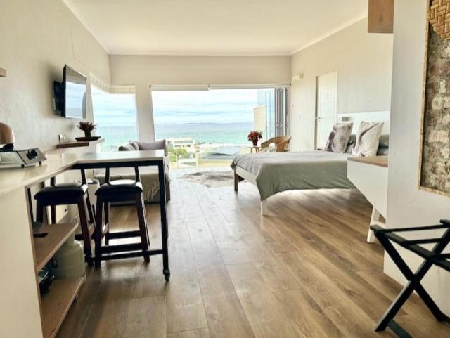Small Bay Beach Suites Kaapstad Buitenkant foto