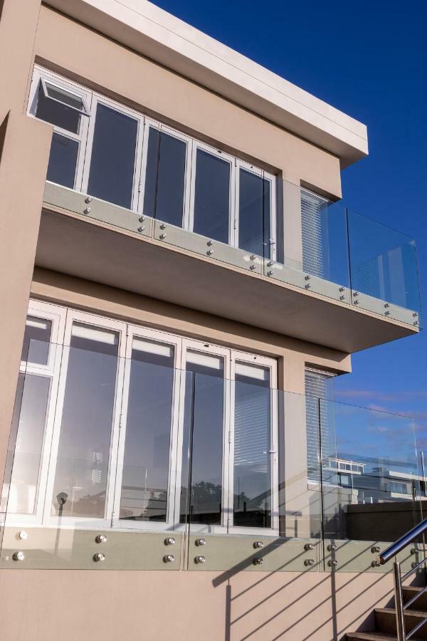 Small Bay Beach Suites Kaapstad Buitenkant foto