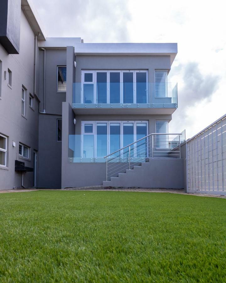 Small Bay Beach Suites Kaapstad Buitenkant foto