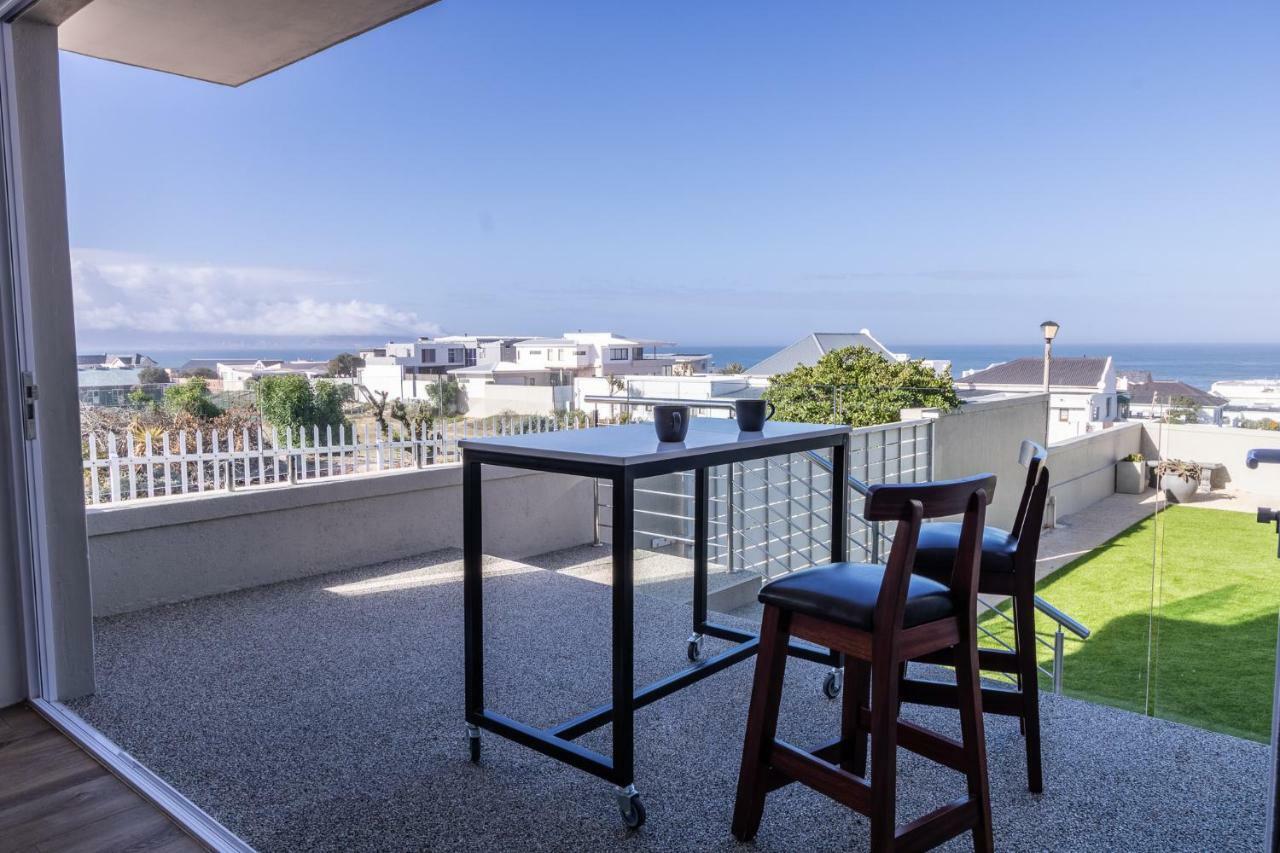 Small Bay Beach Suites Kaapstad Buitenkant foto